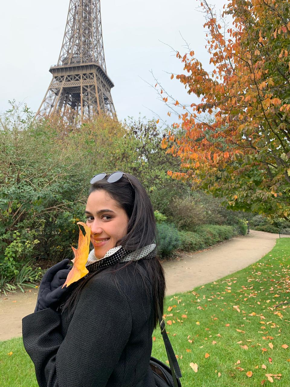 Babi em Paris, em frente à Torre Eiffel